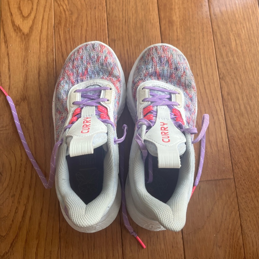 Under Armor Curry Basketball shoes size 5